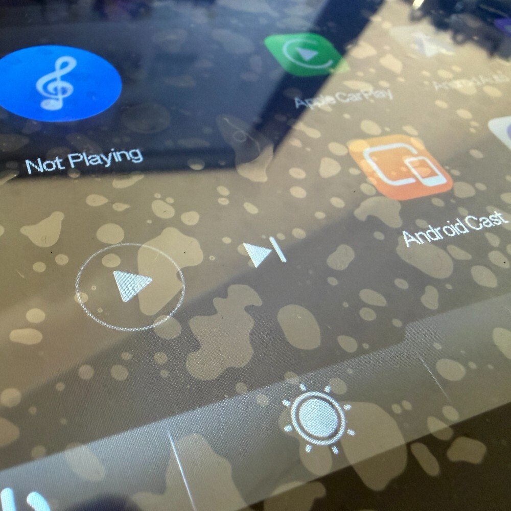 7 collu (≈ 18 cm) skārienekrāna auto radio ar CarPlay, Android auto, Bluetooth un SpiegelLink kravas automobiļiem, motorhome un kemperiem, iekļauta 64GB atmiņu karte un stiprinājums ar sūknējošu piekari